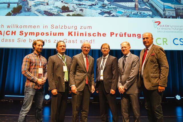 Martin Moder (Vortragender), Florian Lagler (Facharzt Kinder- und Jugendheilkunde), Landeshauptmann Wilfried Haslauer, Johannes Adlgasser (Finanzbereichsleiter der SALK), Wolfgang Sperl (Rektor PMU) und Geschäftsführer der SALK Paul Sungler  | Foto: Land Salzburg