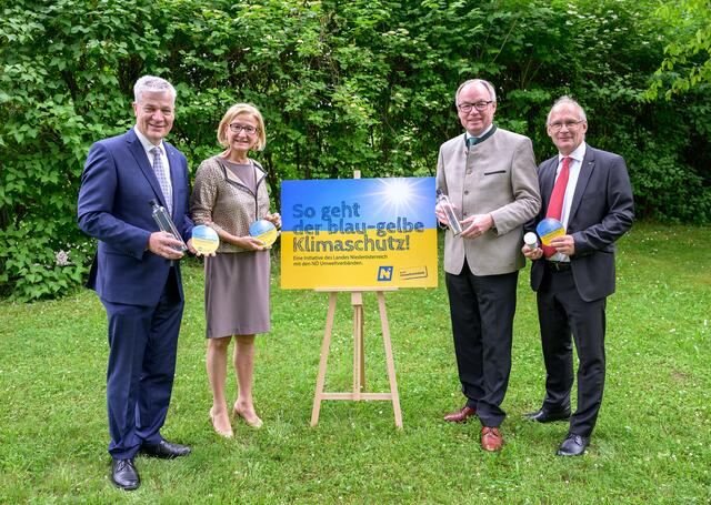Der Präsident des Vereins „die NÖ Umweltverbände“, Anton Kasser, Landeshauptfrau Johanna Mikl-Leitner, LH-Stellvertreter Stephan Pernkopf und der Vizepräsident des Vereins „die NÖ Umweltverbände“, Roman Stachelberger. | Foto: NLK Burchhart