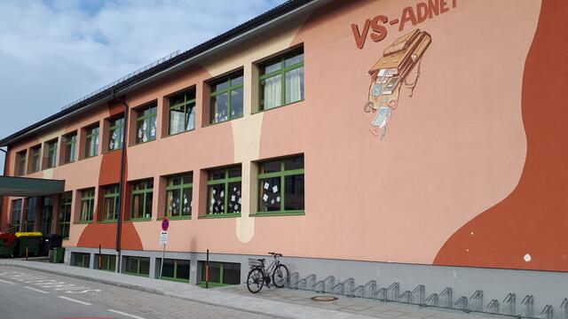 Beim Ausbau der Volksschule werden Kostenerhöhungen befürchtet.