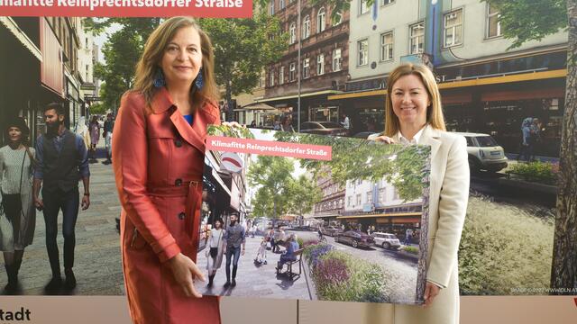 Mehr Bäume, Einbahnführung und Wasserspiele: Ulli Sima und Silvia Janković (re.) zeigen die Pläne zur Reinprechtsdorfer Straße.
 | Foto: Maximilian Spitzauer/RMW