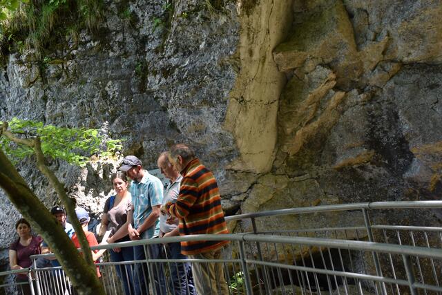 Pfarrer Franz Trondl weihte den neuen Steig und die neue Brücke ein, die zur Ötscher-Tropfsteinhöhle führen. | Foto: Roland Mayr