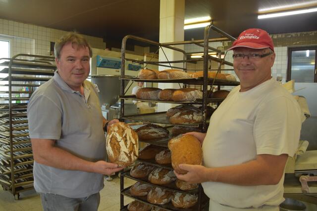Thomas Teufner (links) ist froh, wenn wieder Normalität einkehrt. Bäcker wie Manfred Schrabauer waren schon länger von der Maske befreit. | Foto: Sara Handl