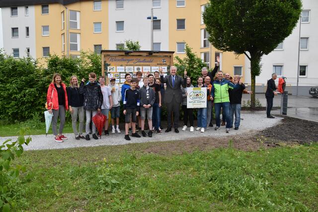 Die Unterstützer des Stadtwalds in Wieselburg wurden auf der Sponsorentafel verewigt. | Foto: Roland Mayr