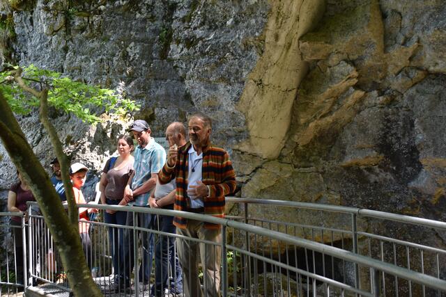 Pfarrer Franz Trondl weihte den neuen Steig und die neue Brücke ein, die zur Ötscher-Tropfsteinhöhle führen. | Foto: Roland Mayr