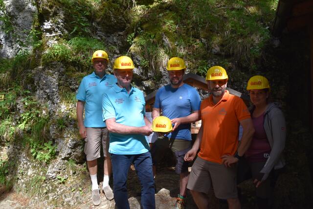 Die Höhlenfreunde Hans-Peter Wahl, Hans-Scharner und Patrick Pils (r.) freuen sich über die Helmspende des Firmenchefs Franz Aigner (3.v.r.). | Foto: Roland Mayr