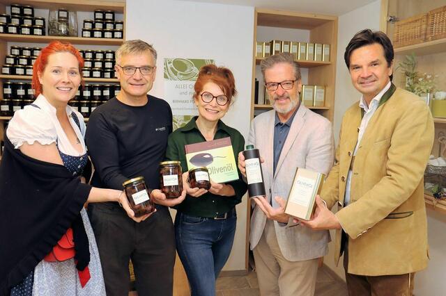 Bernhard und Lore Formann eröffneten ihren Hofladen, Laurenz Maresch und Engelbert Huber hielten Reden. | Foto: Cescutti