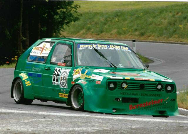 Werner Jud bereitet seinen Golf auf seine Jubiläumssaison vor. | Foto: Eduard Praßl