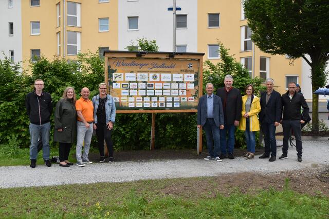 Die Unterstützer des Stadtwalds in Wieselburg wurden auf der Sponsorentafel verewigt. | Foto: Roland Mayr