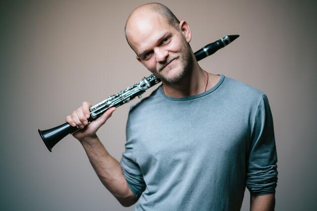 Christoph Zimper spielt bei der Welturaufführung in der Bergkirche Pitten die Klarinette. | Foto: Tim Cavadini