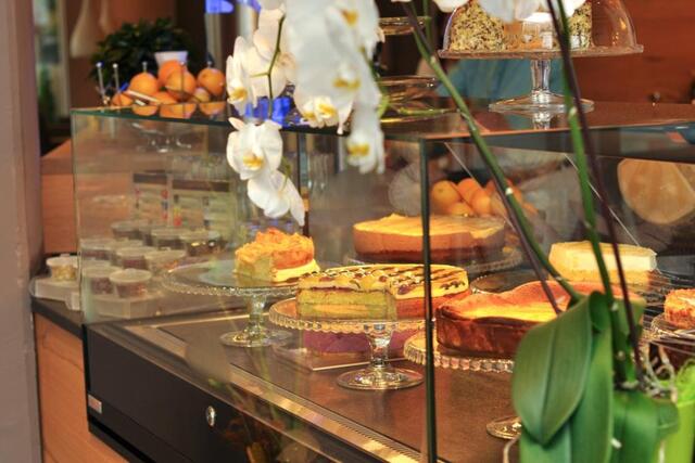 Die große Auswahl an hausgemachten Mehlspeisen des „Arkadia“ lässt keine Wünsche von Naschkatzen und Zuckergoscherl offen. | Foto: Café Arkadia