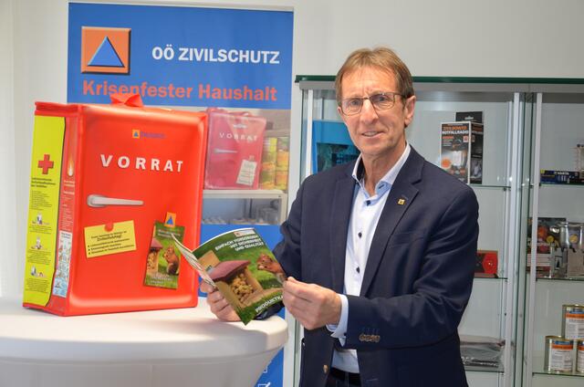 OÖ-Geschäftsführer Josef Lindner: Notfalltasche mit Lebensmitteln, Medikamenten und Co. für den Notfall packen.  | Foto: OÖ Zivilschutz