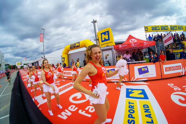 Cheerleaderinnen sorgten im Zielbereich für Stimmung