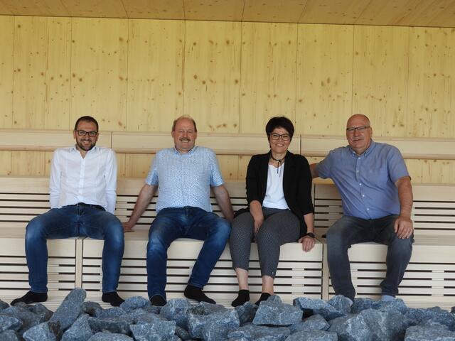 Zum Betriebsstart ließ es sich die Ebbser Gemeindeführung bestehend aus Bürgermeister ÖkR Josef Ritzer, 1. Vizebürgermeister Sebastian Kolland und 2. Vizebürgermeisterin Beate Astner-Prem nicht nehmen sich die neue Saunahütte von Geschäftsführer Georg Hörhager zeigen zu lassen. | Foto: Freizeitzentrum Hallo du
