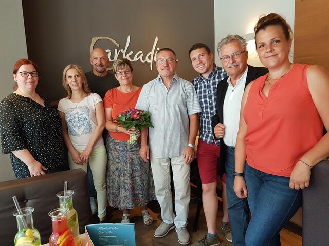 Das Team vom Café Arkadia freut sich über die Wahl zum beliebtesten Frühstückslokal. Von links: Alexandra Dobo, Monika Husar, Jörg Koppensteiner, Ursula Kohl, Senior-Chef Günther Kohl, Inhaber Mathias Kohl, Vize-Bürgermeister Franz Gartner und Marlies Hofer.
 | Foto: Stadtgemeinde Traiskirchen
