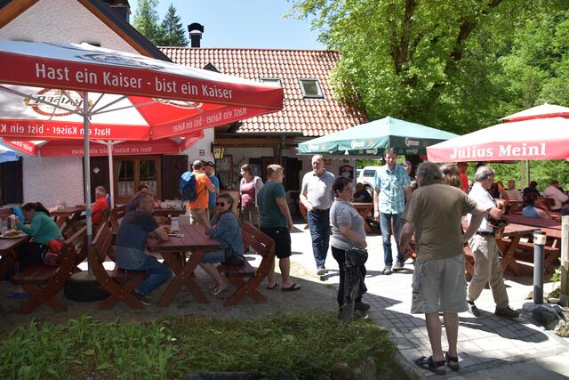 Bei der Schindelhütte startete die Begehung zur Ötscher-Tropfsteinhöhle, die über den neuen Steig führte. | Foto: Roland Mayr