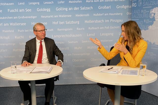 Landeshauptmann Wilfried Haslauer und AMS-Landesgeschäftsführerin Jaqueline Beyer. | Foto: Land Salzburg/Melanie Hutter