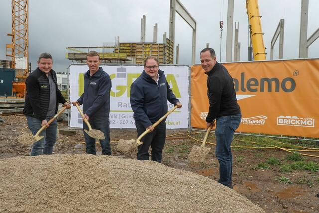 (v.l.) Oliver Hochedlinger (Ingeba Projekt GmbH), Walter Erbler (Geschäftsführer Scalemo), Thorsten Aspetzberger (Geschäftsführer Scalemo), Robert Stürzlinger (Ingeba Projekt GmbH). | Foto: laumat.at