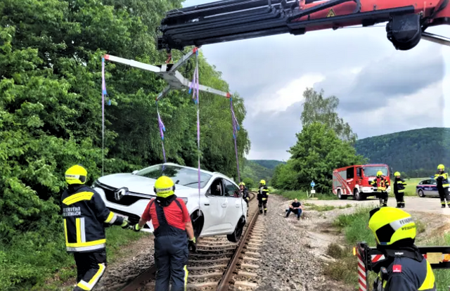 Der Bahnverkehr auf der Triestingtal-Strecke musste während der Bergung eingestellt werden. | Foto: FF Weissenbach