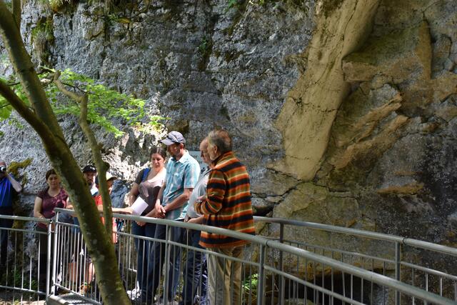 Pfarrer Franz Trondl weihte den neuen Steig und die neue Brücke ein, die zur Ötscher-Tropfsteinhöhle führen. | Foto: Roland Mayr