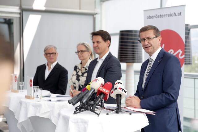 v.l.: Thomas Herrmann, Geschäftsführer Wolfgangsee Tourismus, Eva Pötzl, Geschäftsführerin TVB Steyr &amp; Nationalpark-Region, Andreas Winkelhofer, Geschäftsführer Oberösterreich Tourismus, und Wirtschafts- und Tourismus-Landesrat Markus Achleitner. | Foto: Land OÖ/Stinglmayr
