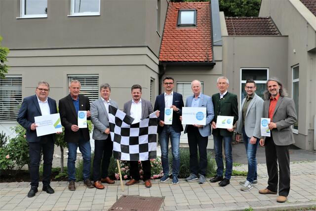V.l.: Herbert Mießl, Andreas Url, Klaus Steinberger, Udo Hebesberger, Franz Knauhs, Bernhard Liebmann, Erwin Stubenschrott, Matthias Hitl und Christian Luttenberger präsentieren die E-Roadshow. | Foto: Edith Ertl