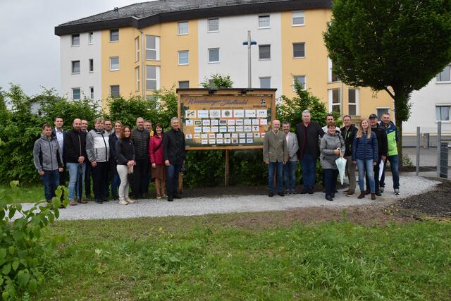 Die Unterstützer des Stadtwalds in Wieselburg wurden auf der Sponsorentafel verewigt. | Foto: Roland Mayr