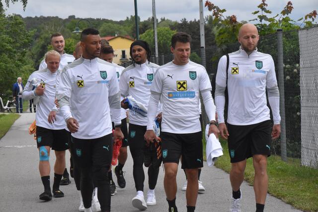Die Teamspieler (u.a. Sasa Kalajdzic, Xaver Schlager, Karim Onisiwo, Valentino Lazaro, Stefan Lainer und Gernot Trauner) beim Weg zum Platz. | Foto: Michael Strini