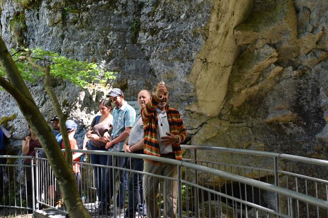 Pfarrer Franz Trondl weihte den neuen Steig und die neue Brücke ein, die zur Ötscher-Tropfsteinhöhle führen. | Foto: Roland Mayr