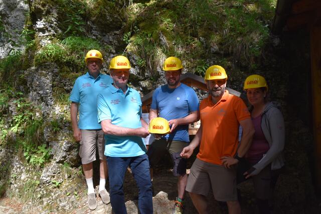 Die Höhlenfreunde Hans-Peter Wahl, Hans-Scharner und Patrick Pils (r.) freuen sich über die Helmspende des Firmenchefs Franz Aigner (3.v.r.). | Foto: Roland Mayr