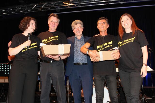 Peperl Tropper mit seinen Töchtern Ulrike und Isabel, sowie den Big Band-Musikern der ersten Stunde Günther Pendl und Hans Praßl.  | Foto: WOCHE