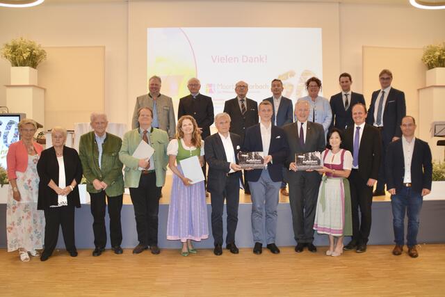 Gemeinsam mit zahlreichen Ehrengästen wurde auf die Entwicklung der Gemeinde in den letzten 50 Jahren zurückgeblickt.