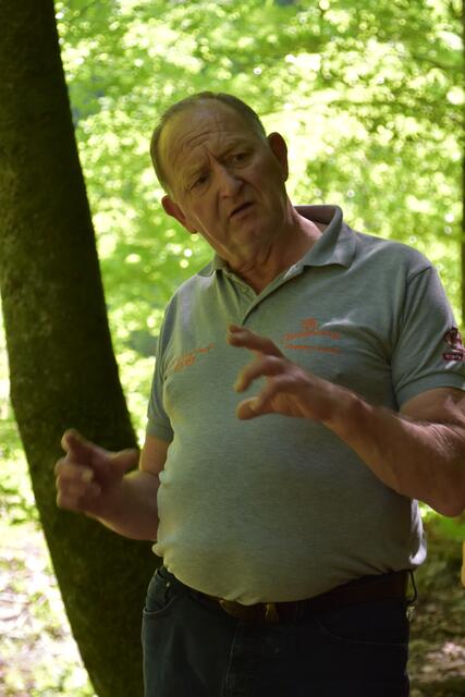 Höhlenchef Hans Scharner erzählt über den Bau des neuen Steigs zur Ötscher-Tropfsteinhöhle. | Foto: Roland Mayr