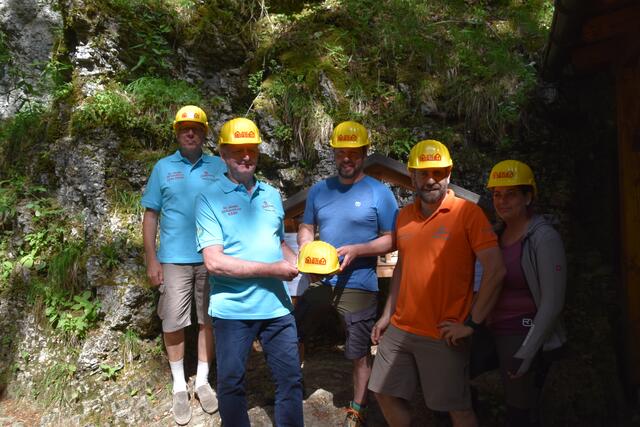 Die Höhlenfreunde Hans-Peter Wahl, Hans-Scharner und Patrick Pils (r.) freuen sich über die Helmspende des Firmenchefs Franz Aigner (2.v.r.). | Foto: Roland Mayr