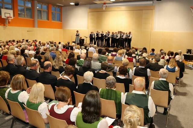 Zahlreiche Gäste waren an diesem Abend in der neuen Turnhalle der Mittelschule Mooskirchen vor Ort. | Foto: Engelbert Huber
