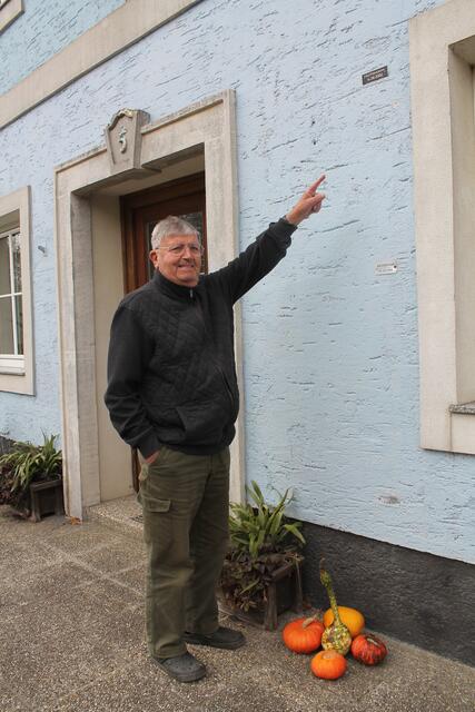 Fritz Kühberger im Oktober 2018 – er zeigt auf die Hochwasser-Marken bei seinem Haus von 2002 (oben), 1954 (Mitte) und 1991 (unten). | Foto: BRS