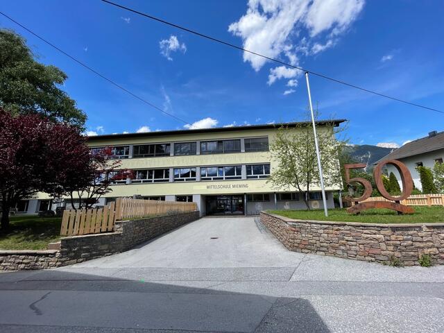 Die Neue Mittelschule in Mieming wird derzeit von "Baupiloten" begleitet. | Foto: Perktold