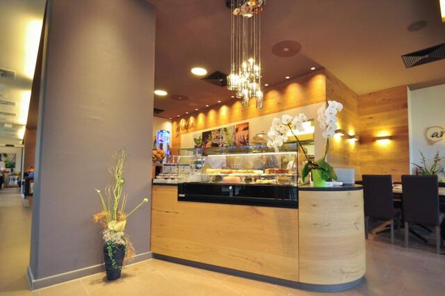 Im modernen Ambiente des Cafés Arkadia lässt es sich vorzüglich genießen. | Foto: Café Arkadia