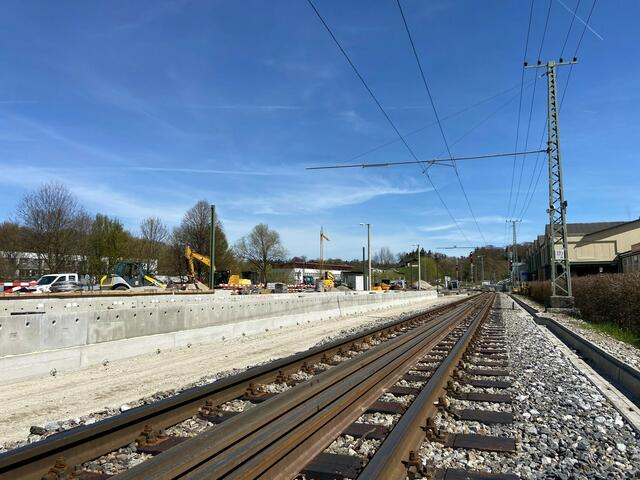 Die Salzburger Lokalbahn zu einem noch attraktiveren Verkehrsmittel für die Menschen im nördlichen Flachgau zu machen. Dazu setzt die Salzburg AG als Betreiberin der Salzburger Lokalbahn gemeinsam mit dem Land Salzburg und dem Bund aktuell und in den kommenden Sommermonaten zahlreiche Verbesserungen um. | Foto: Salzburg AG/Költringer