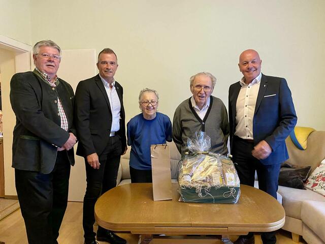 Gratulationen zum 90. Geburtstag: Ortsvorsteher Werner Mirtl, Vizebürgermeister Hans Peter Hadek, Priska Racz, Alt-Bürgermeister Michael Racz und Bürgermeister Georg Rosner | Foto: Stadtgemeinde Oberwart