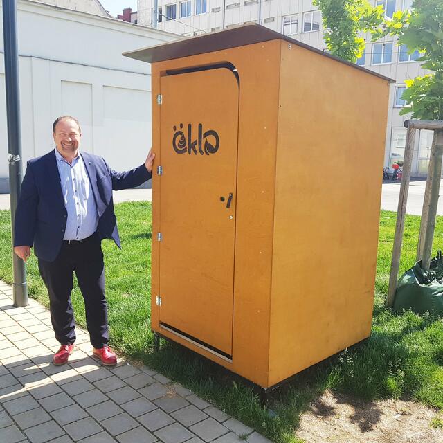 "Nachdem im Else-Feldmann-Park der Bedarf nach Toiletten groß war, haben wir die beliebte umweltfreundliche Komposttoilette hier aufstellen lassen", so Bezirksvorsteher Alexander Nikolai (SPÖ). | Foto: BV2