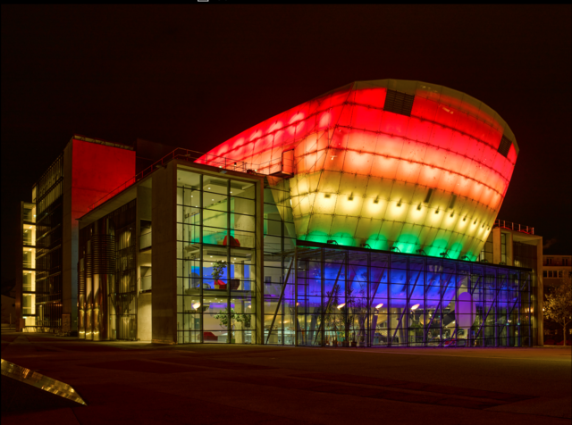 Das Festspielhaus erstrahlt in Regenbogenfarben. | Foto: Florian Schulte