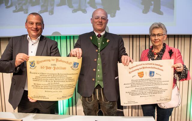 Bürgermeister Hermann Trinker (Mitte) mit Christian Breithecker und Renée Nicoux: Schladming feierte die 60-jährigen Partnerschaften mit Braunfels und Felletin. | Foto: Harald Steiner
