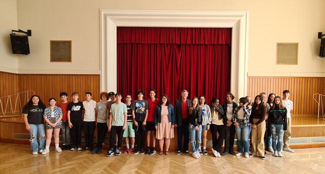Die teilnehmenden Klassen der Mittelschule Dietrichgasse und GRG3 Radetzkystraße wurden heute vom Bezirksvorsteher Erich Hohenberger und der Menschenrechtsbezirksrätin Irini Tzaferis besucht.  | Foto: BV3