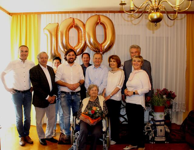 Gemeindevertretung und Seniorenbund gratulierten Magdalena Leuschner zum 100. Wiegenfest. | Foto: Gemeinde Oberschützen