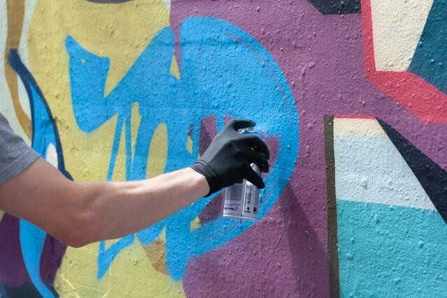 Autos und Hauswände sollen zum Opfer der jugendlichen Sprayer geworden sein (Symbolbild). | Foto: Andy Rudorfer/Unsplash