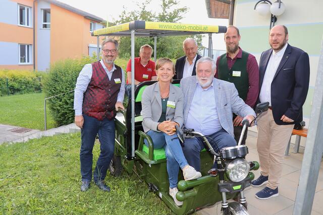 Humus+Geschäftsführer Jochen Buchmaier und Bgm. Thomas Teubl im Kreis eingiger Ehrengäste, an der Spitze Ex-EU-Kommissar Franz Fischler. | Foto: Alfred Mayer