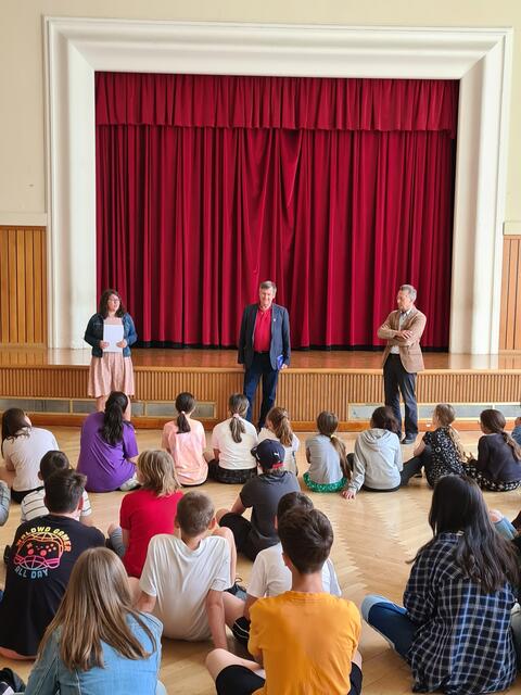 Der Bezirksvorsteher Erich Hohenberger (SPÖ) in einer der Menschenrechtschulen bei der Urkundenverleihung.  | Foto: BV 3