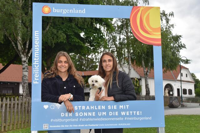 Katja und Hanna Graf präsentierten ihre Heimatgemeinde Bad Tatzmannsdorf. | Foto: Michael Strini