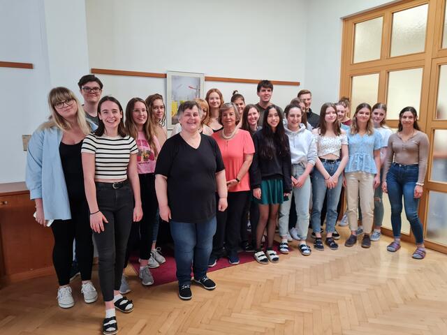 Mag. Andrea Teichmann (schwarzes T-Shirt) Pädagogin für Religion, Geschichte und Politische Bildung und Ingrid Portenschlager (rosa T-Shirt) als Zeitzeugin der 2. Generation inmitten einiger SchülerInnen der HLW Haag (Foto FMZ)
