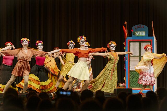 Die Choreografien strotzen vor Energie und wechseln 80 Minuten lang zwischen Moderndance, Jazzdance, Contemporary und Commercialdance. | Foto: Michaela Begsteiger